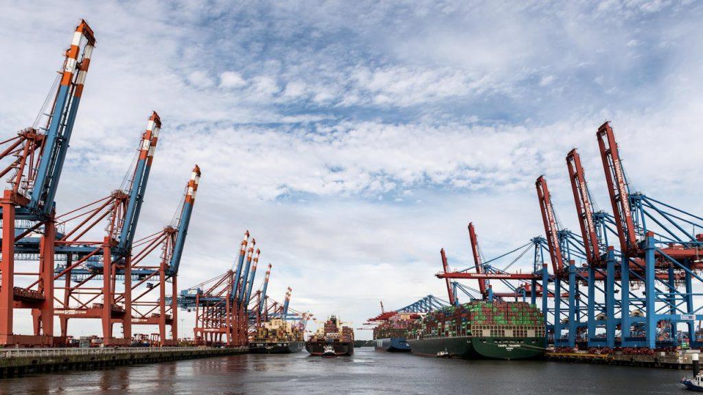 Port infrastructure and container shipping supporting import and export operations for foreign companies in Mexico