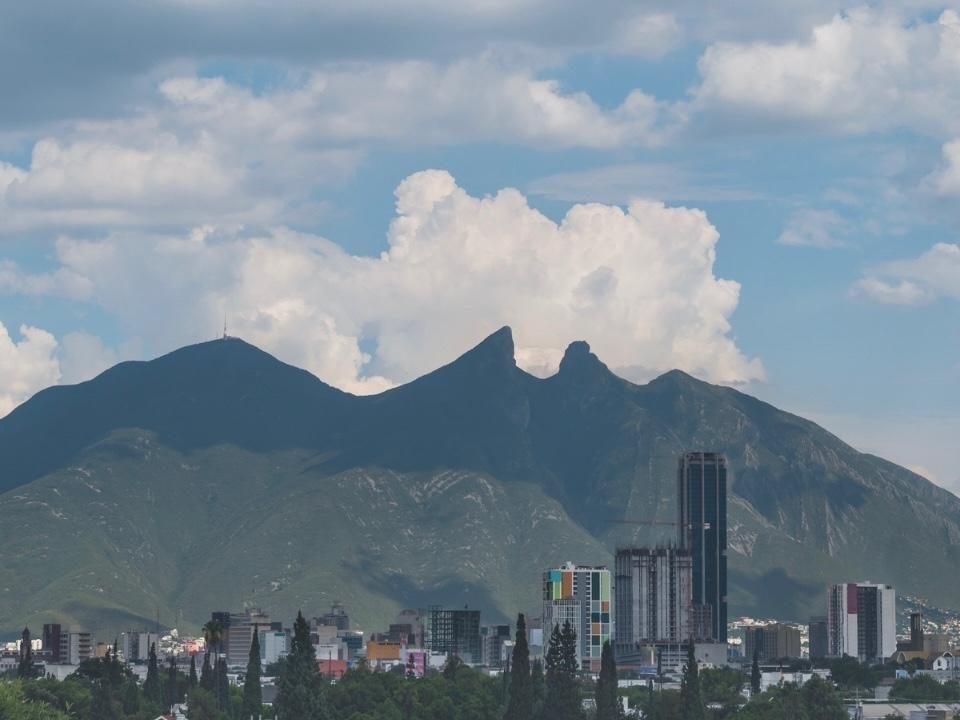 Monterrey, Mexico skyline with Cerro de la Silla, a leading manufacturing and nearshoring hub for companies using the shelter model in Mexico.