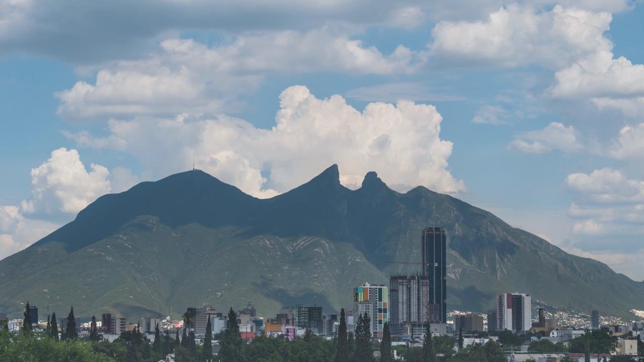 Monterrey, Mexico skyline with Cerro de la Silla, a leading manufacturing and nearshoring hub for companies using the shelter model in Mexico.