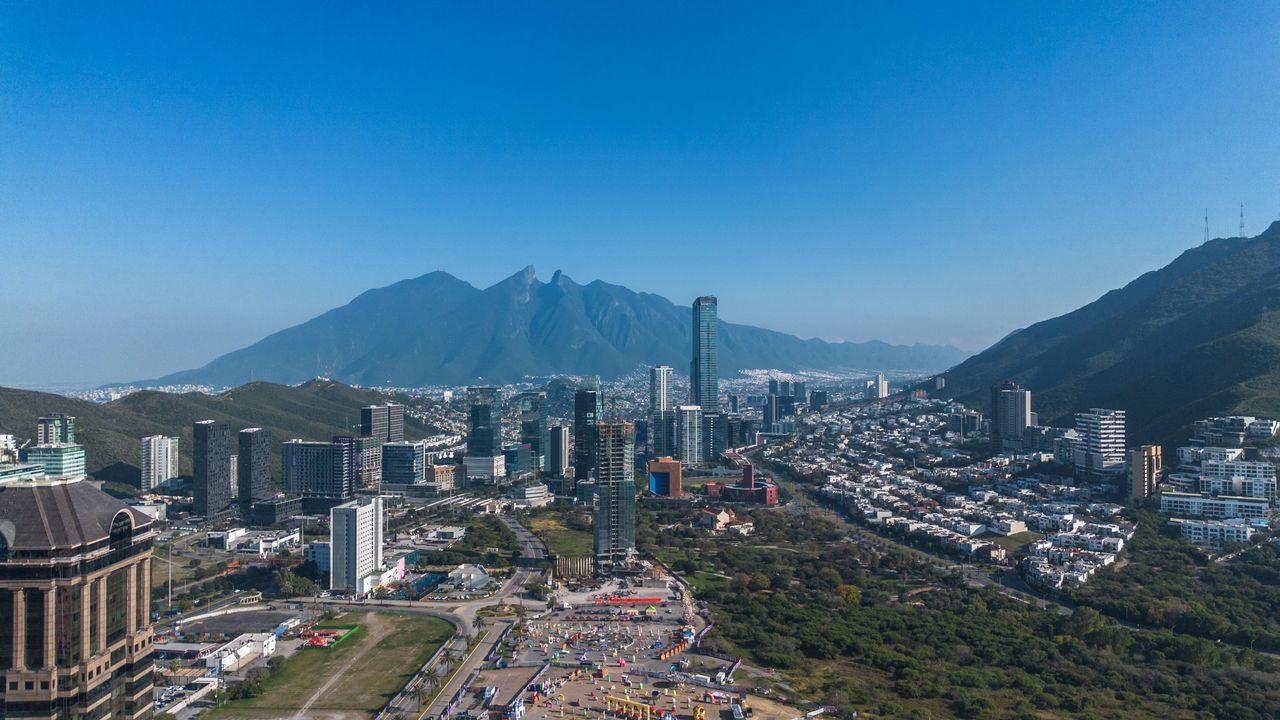 Aerial view of Monterrey, Mexico, a leading manufacturing hub for companies using the shelter model in Mexico