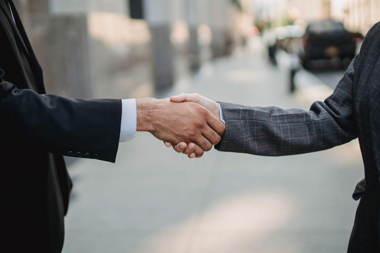 Business professionals shaking hands, representing strong banking relationship management for companies in Mexico