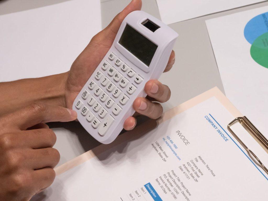 Calculating and reviewing a company invoice as part of supplier payment processing in Mexico